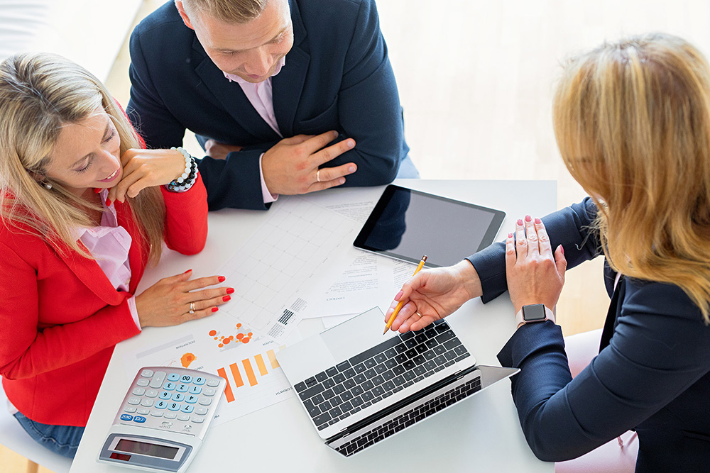 Une consultante donnant des conseils