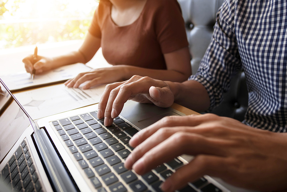 une personne rédigeant une charte rh sur son ordinateur