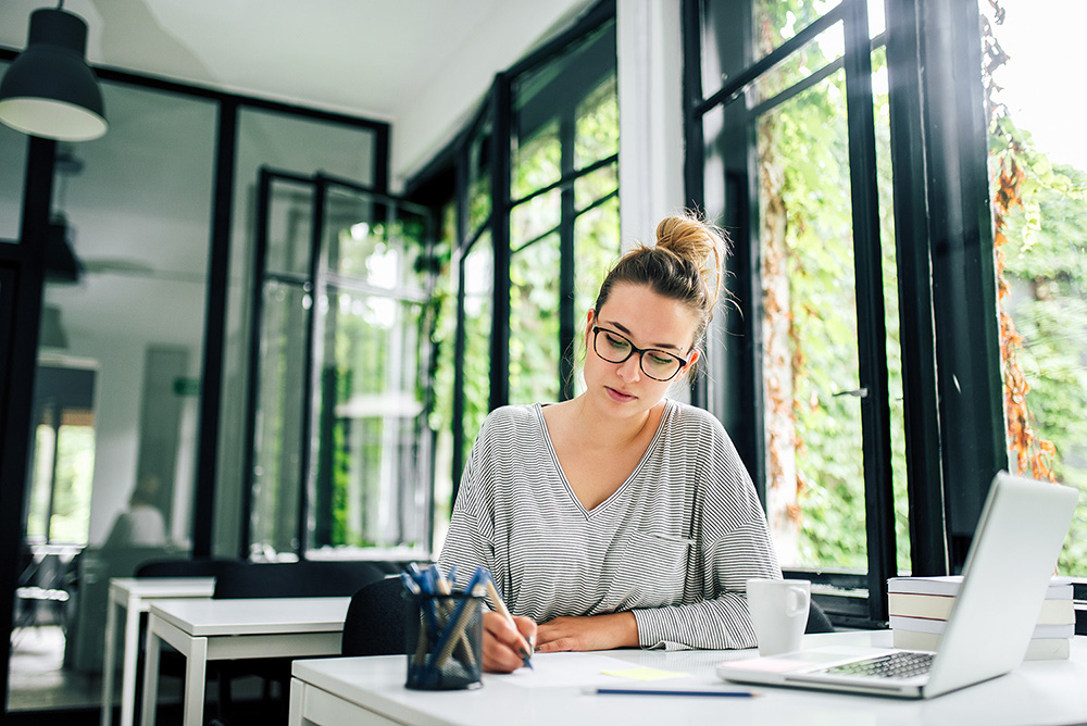 Une consultante RH rédigeant des fiches de poste