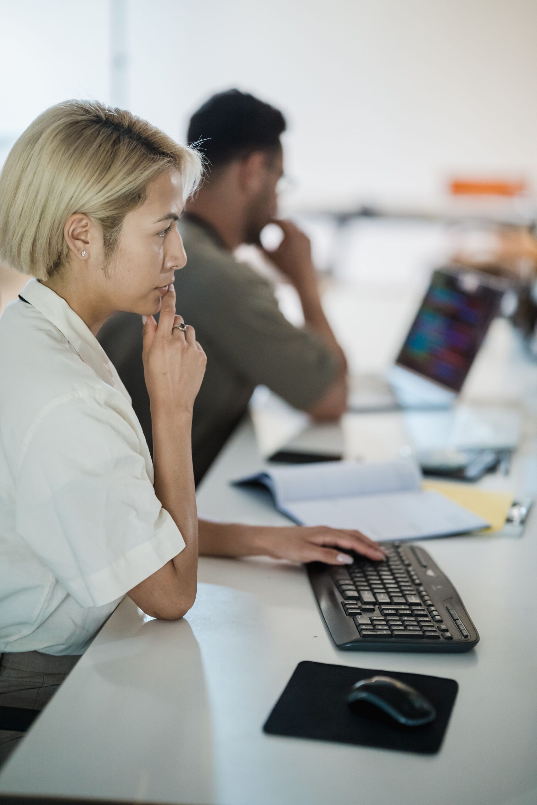 une entrepreneuse compare un logiciel pour le DUERP avec un consultant RH